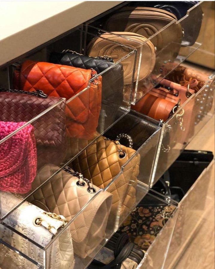 Bolsas organizadas em divisórias de acrílico
