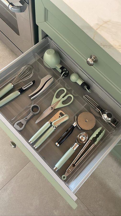 Gaveta de cozinha com utensílios organizados